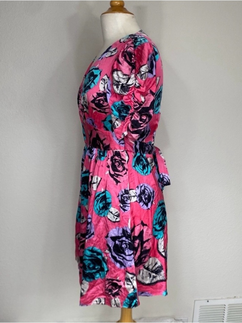 Betsey Johnson Women's Pink Rosette V Neck Short Sleeve Satin Mini Dress Size 4 - Picture 3 of 16